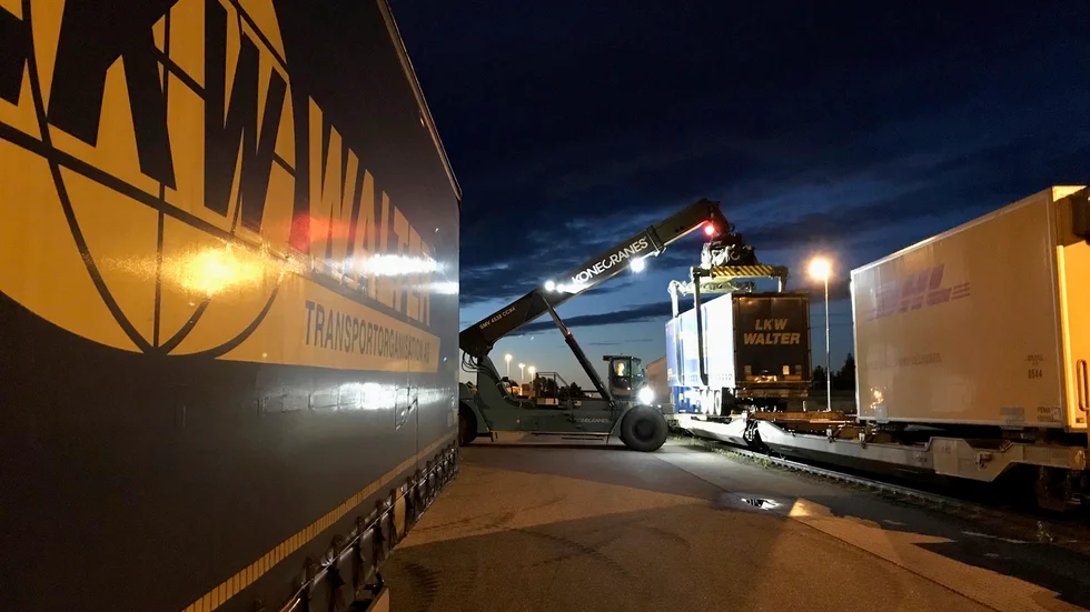 Sedan en tid kommer sju tåg i veckan från Trelleborg/Malmö fyllda med lastbilssläp.
