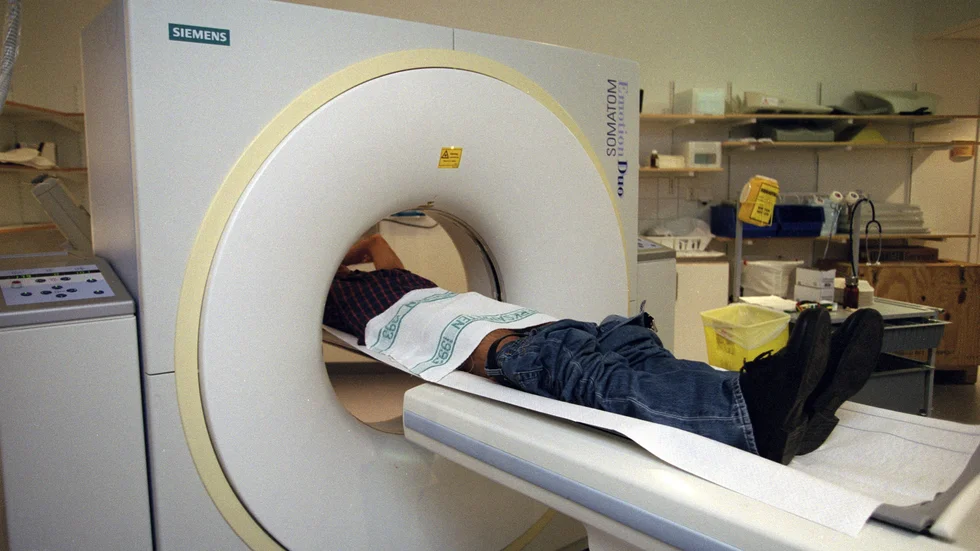 Först efter tredje akutbesöket  röntgades mannen och cancern upptäcktes.