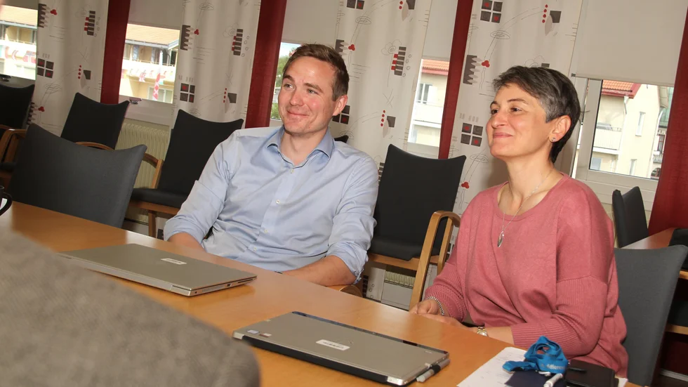 Mikael Österling (L), samhällsbyggnadsnämndens ordförande, och Bita Almasian, förvaltningschef, söker fortfarande efter en mark- och exploateringsingenjör. 