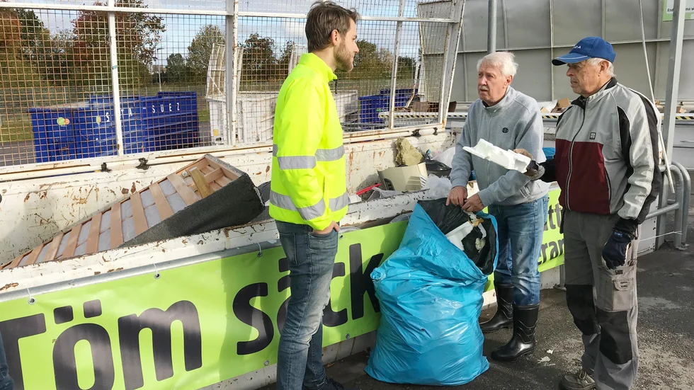Från och med i torsdags är det inte tillåtet att kasta en hel säck i containern. Rolf Eriksson och Stig Söderkvist får hjälp av Pontus Hulldin på Retuna att sortera soporna rätt. 
