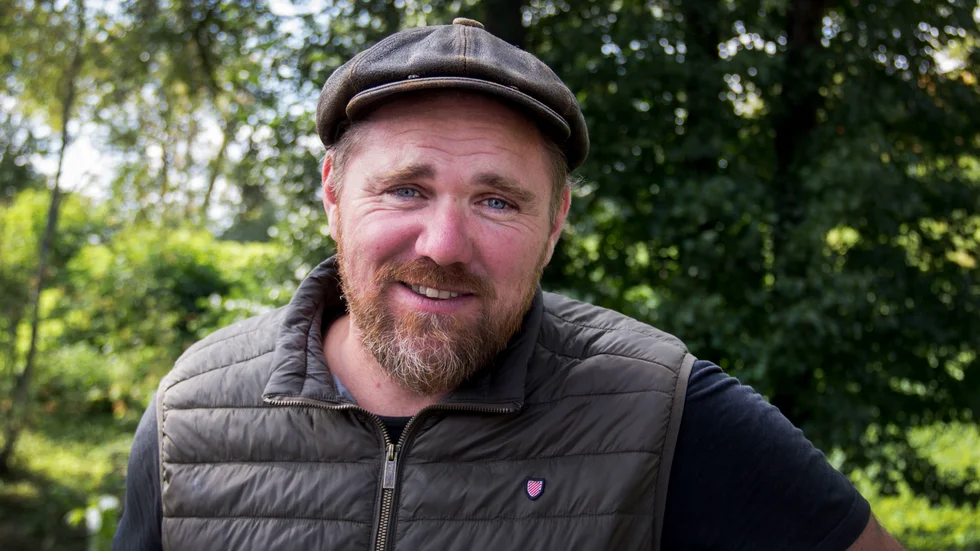 Joel Lindh har sin bakgrund inom fredsrörelsen men är sedan flera år tillbaka engagerad i Miljöpartiet i Heby. Sedan kommunvalet 2018 sitter han som partiets enda ordinarie ledamot i kommunfullmäktige.
