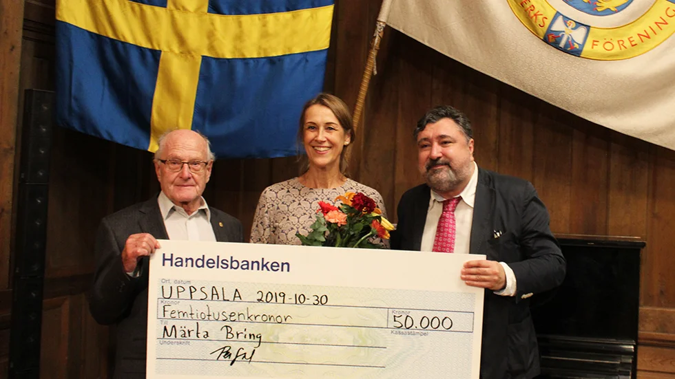 Märta Bring tar emot en check på 50 000 kronor. Här tillsammans med fd landshövdingen Hans Ahlsén
och Målarmästare C E Lindgrens ordförande Aram Afsahi 
