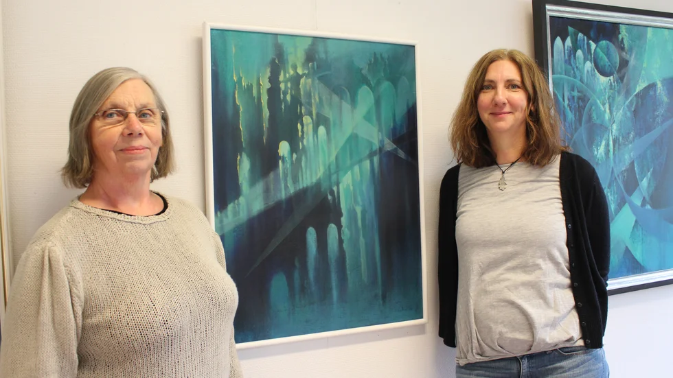Barbro och Agneta Frisk hängde minnesutställningen, som pågår till den 16 november.