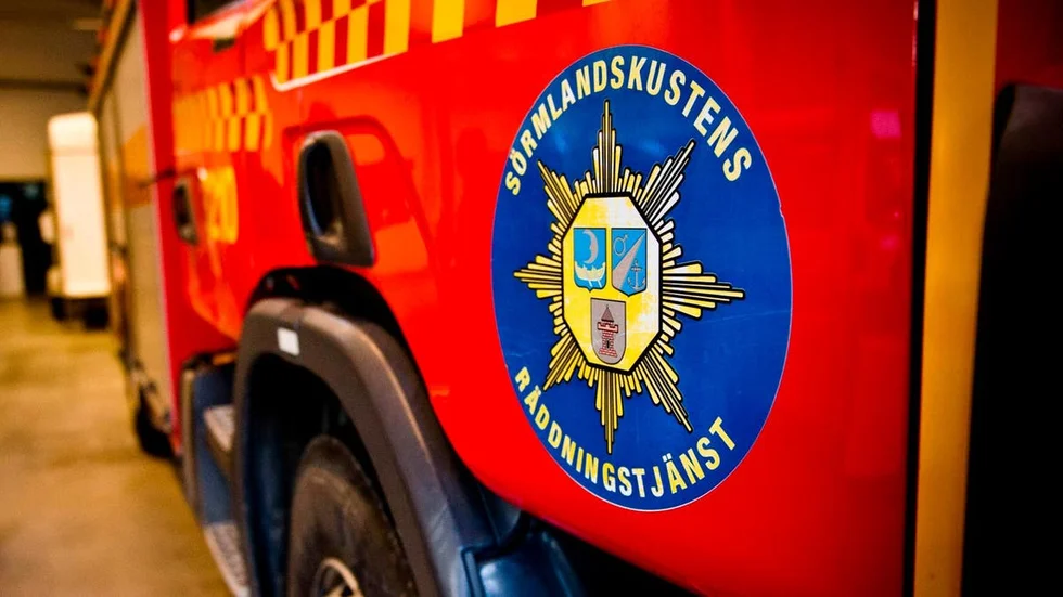 Räddningstjänst lyckades fiska upp kvinnan ur vattnet.