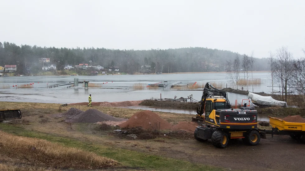Vallar byggs för att hålla vatten borta från byggnader i Gamleby. 