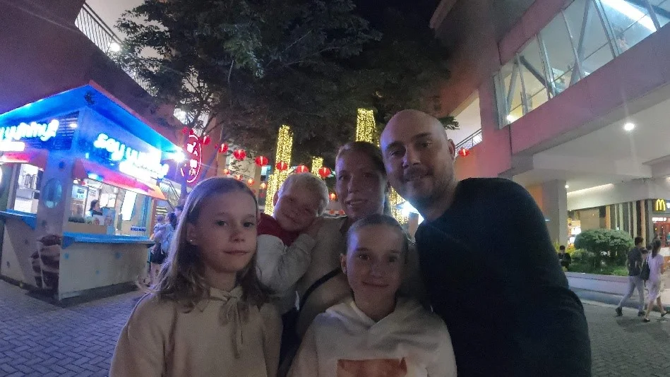 Therese och Max Erhagen Jarméus med barnen Thelma, Vidar och Alva.
