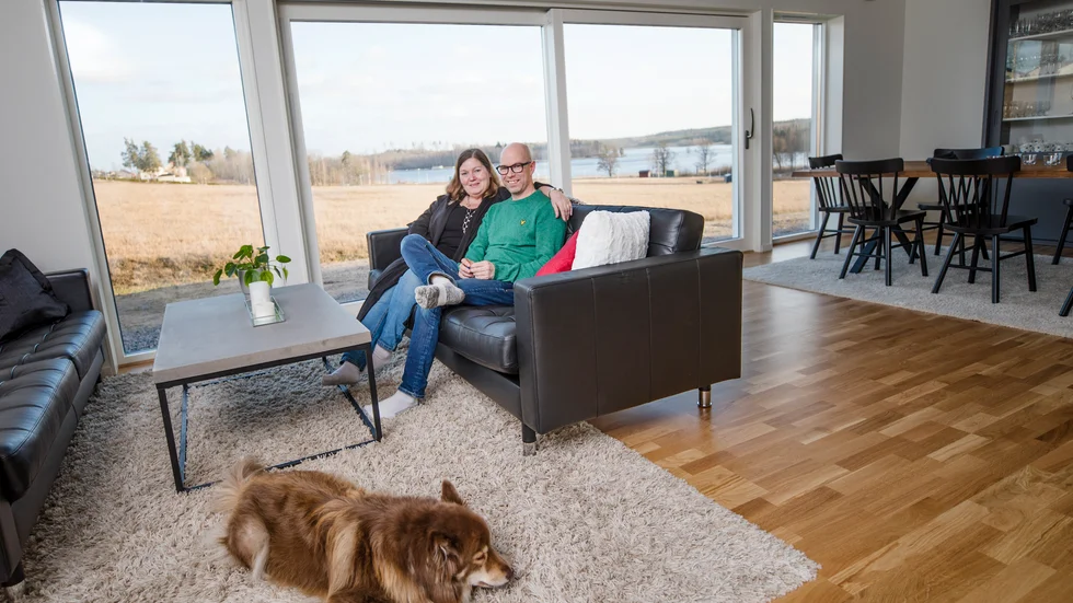 Den vidsträckta utsikten lockade paret Peter Rydergren och Lotta Kjellgren att bygga just på Ragnars gärde i Forssjö. 