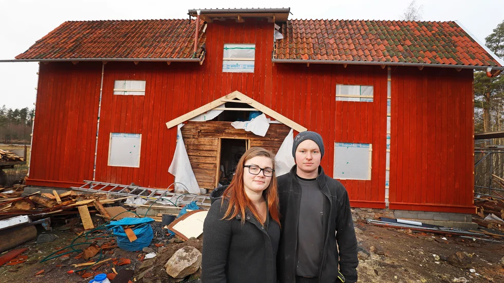 Huset som Nathalie Andersson och August Berglund köpte sommaren 2018 visade ha omfattande mögelskador. De har renoverat och sanerat sedan ett år och hoppas kunna flytta in till sommaren igen.