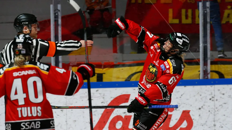 Jenni Hiirikoski jublar efter hon satt Luleå Hockey/MSSK:s sista mål i segermatchen mot Linköping.