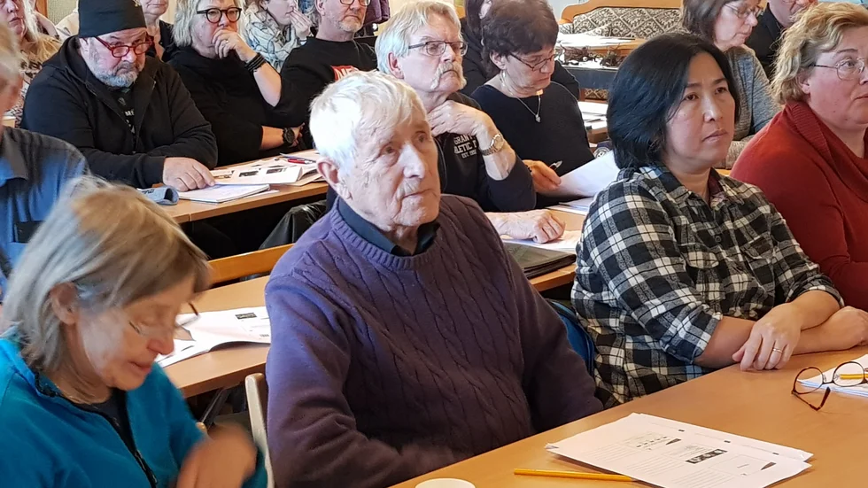 Jordgubbsveteranen Rolf Söderström från Sikfors tycker att det är trevligt att träffa andra odlare. "Men någon ny metod tänker jag inte börja med i min ålder", säger han.