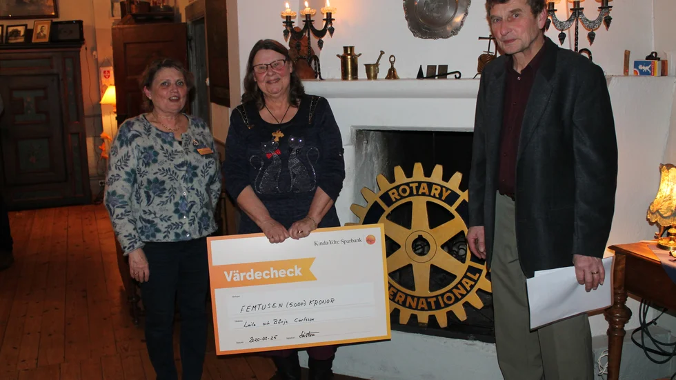 Rotarys president Katla Kindestam-Nilsson tillsammans med pristagarna Laila och Börje Carlsson.