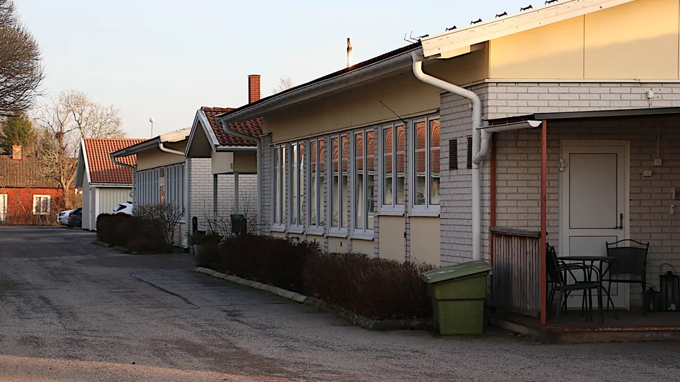 Ombyggnaden av Hemgården blir 4,6 miljoner kronor dyrare. Socialnämnden väljer till svalka, solfönster och justerbara badrum, för att äldre ska kunna klara sig bättre.