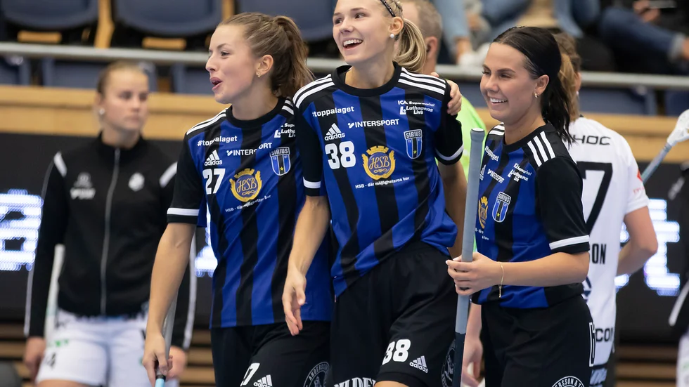 Linnea Hammar (nr 38 i mitten) känner glädje igen. Nyss uttagen i landslaget och orkeslösheten har fått sin förklaring. Nu väntar Kais Mora på bortaplan.