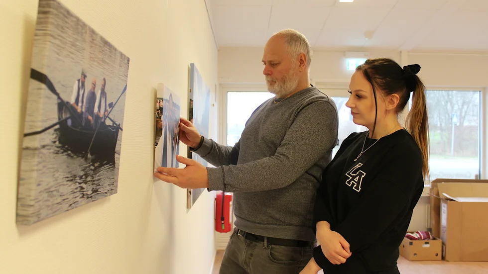 Anders Sjögren och Ellinor Harrysson lägger sista handen vid sin gemensamma utställning.