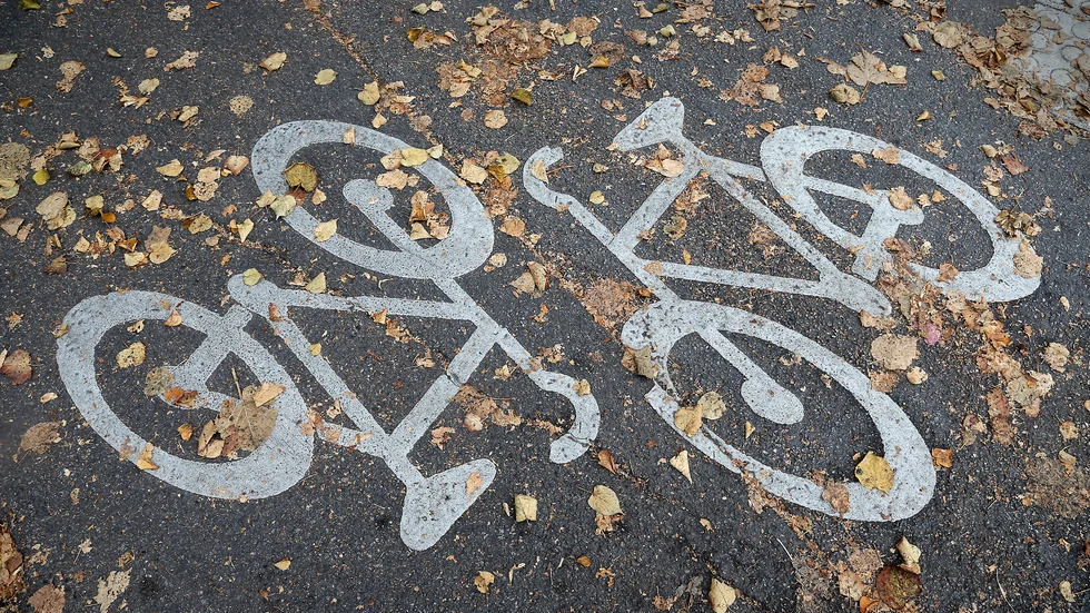 Nu kommer fler gång- och cykelvägar i Linköping att halkbekämpas med sop- och saltmaskiner.