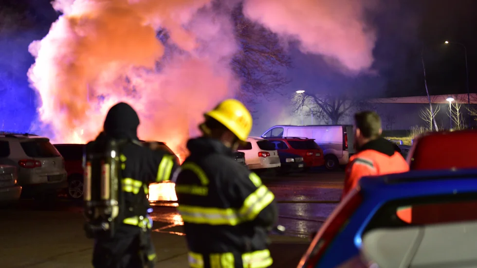 Strax efter midnatt larmades räddningstjänsten till två bilbränder i Brandkärr. 