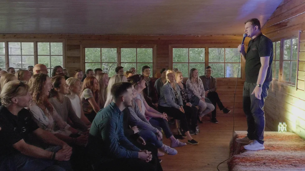 Al Pitcher gör en resa genom Sverige i filmen "Big in Sweden". 