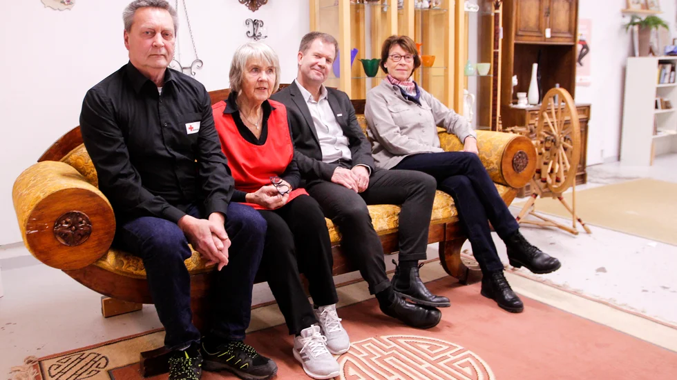 Röda korset i Katrineholm fick beröm när de gästades av sin generalsekreterare Martin Ärnlöv.
Från vänster: Peter Heibrandt, Anita Karlsson, Martin Ärnlöv och Ingrid Arvidsson.