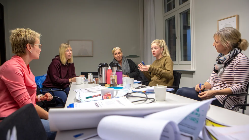 Caroline Svensson, i grön tröja, pratar med gruppen som arbetar med programmet kring psykisk ohälsa på Gotland. 