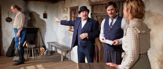 Teatern går till överdrift med bondkomiken