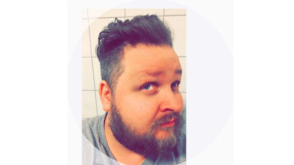 Anton Johansson vaknade av att en okänd person stod vid sängen.