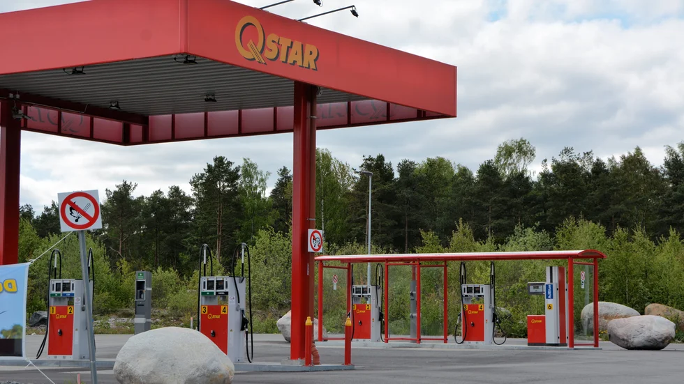 På Qstar-parkeringen i Åby (inte samma som på bilden) blev en man påkörd av en smitare som nu åtalas.