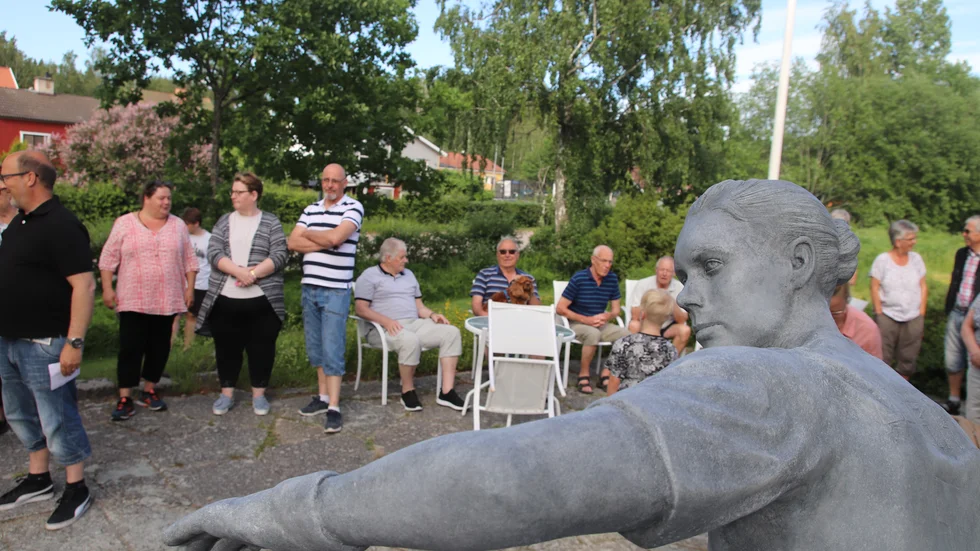 Än en gång har beslutet om var statyn av Hedvig Lindahl ska placeras skjutits upp.