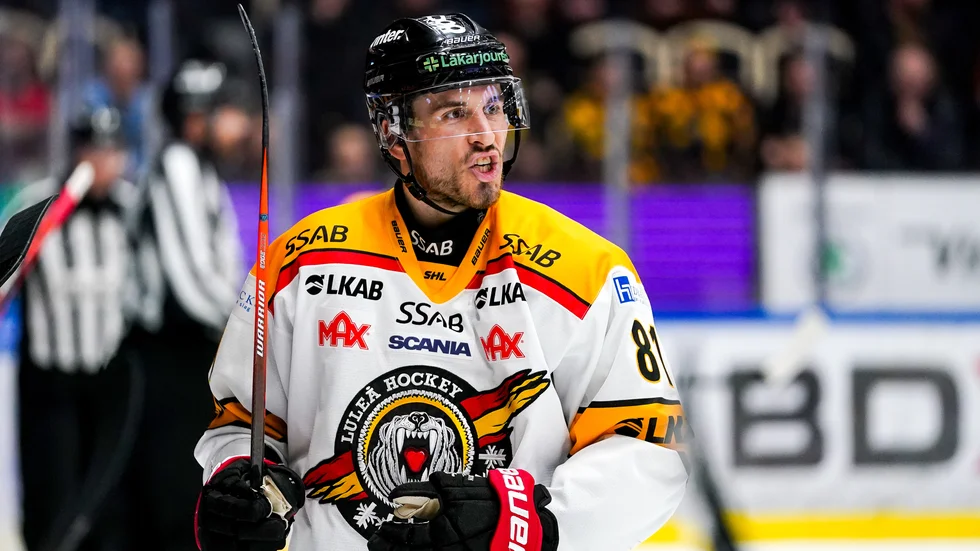 På torsdagskvällen larmades räddningstjänsten till en singelolycka på E4. 