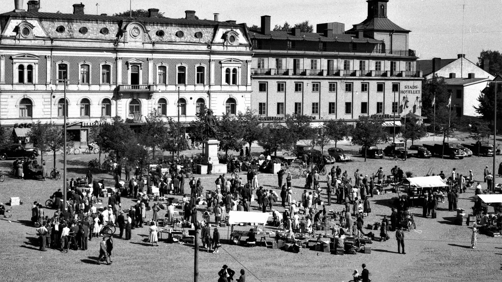 21 augusti 1949 och febril aktivitet på Stora torget i Motala. 