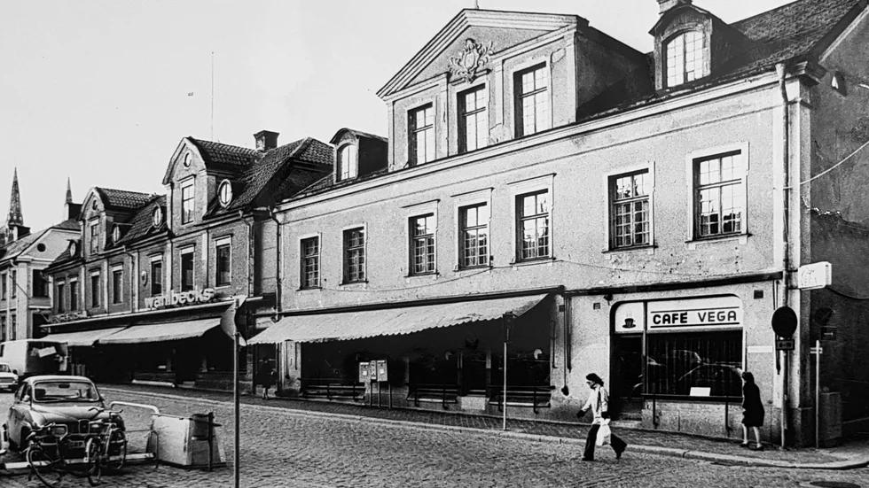 11 oktober 1973 och Lagerströmska huset på Stora torget ser allt mer slitet ut. 