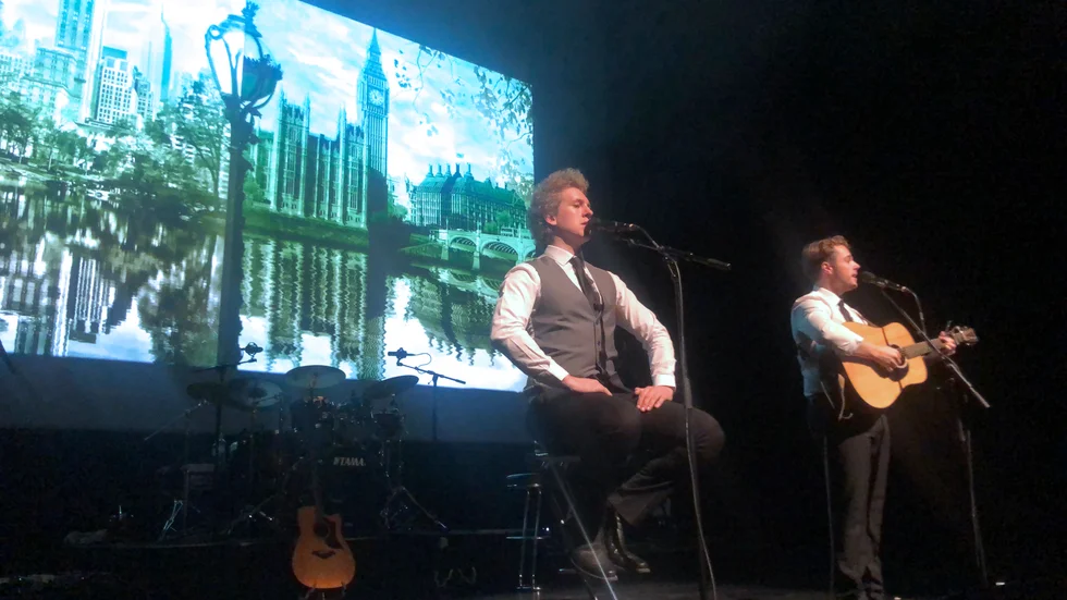 Kingsley Judd som Art Garfunkel och Adam Dickinsons i "Simon and Garfunkel story".