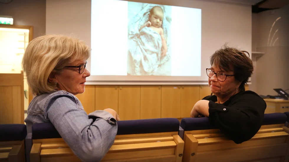 Barnmorskan Elisabeth Danielsson från Göteborg arbetar med gravida som har en beroendeproblematik. Både hon och gotländska barnmorskan Charlotte Gyllensten tycker att det är svårt att fånga upp dessa kvinnor. 