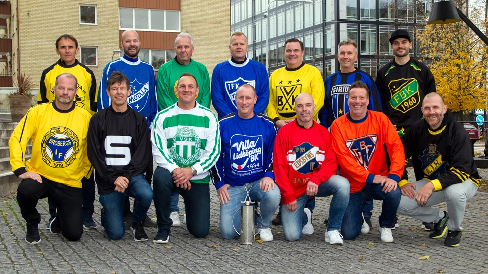 De 14 tränarna uppställda för den traditionella bilden på elitseriebandyns upptaktsträff i Uppsala. 13 av tränaren tror att Villa Lidköping spelar final även den här säsongen. 