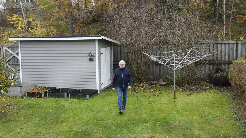 Får Inge Ståhlgrens (S) bod vara kvar? Enligt ett avtal som berör bullerplanket får marken närmast det - som pekas ut som kommunens - inte bebyggas.
