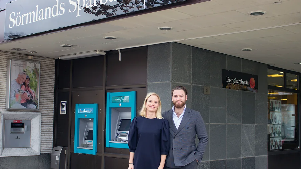 Malin Hlawatsch och Axel Magnusson utanför sparbanken i Vingåker. 
