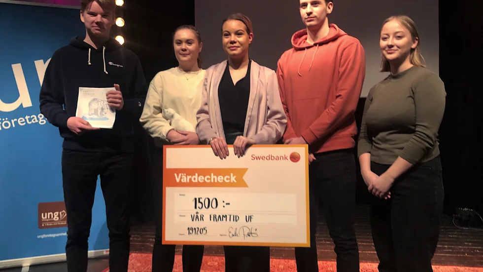 UF-företaget Vår framtid vann prisetför bästa pitch, från vänster Max Selberg, Kajsa Lundbäck, Emelie Nilsson, Samuel Lindsund och Sol Svensson.