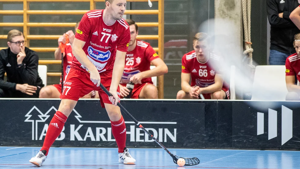 Jimmy Lindholm gjorde en jättestark insats så länge han kunde spela. Strängnäsliraren åkte på en rejäl smäll mot nacken och tvingades bryta med sju minuter kvar. 