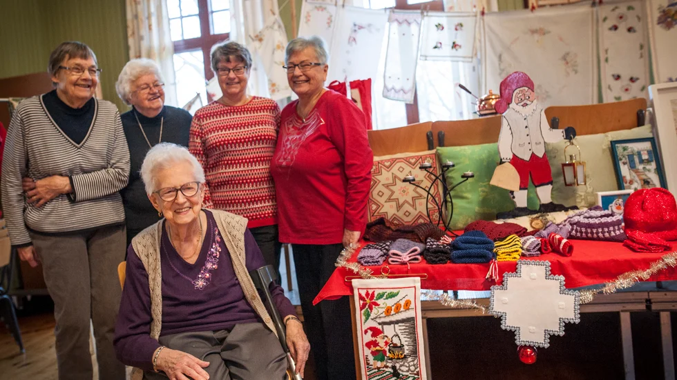 Fem tappra handarbetande damer inför förra årets auktion. Ingrid Holm, Dagny Eriksson, Ingrid Fältskog, Ing-britt Gustafsson och Eva Nilsson. På lördag kan man buda hem deras alster. 