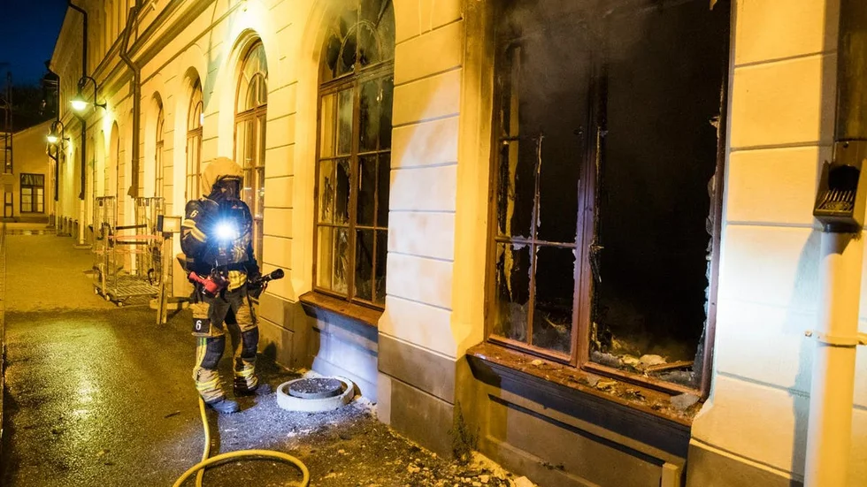 I september blev restaurang Stationsplan, vid järnvägsstationen i Katrineholm, förstörd i en brand. Snart nog uppstod misstankar om att branden var anlagd.