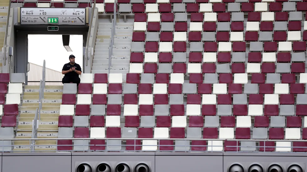 En vakt på Khalifastadion i Doha där friidrotts-VM avgörs. I nederkant några av utblåsen i arenans enorma luftkonditioneringsanläggning.