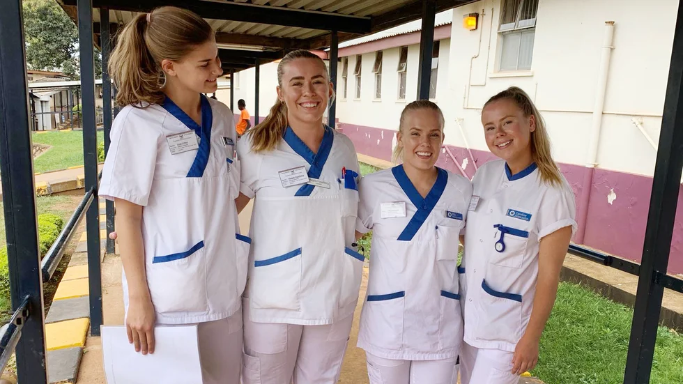 Saga Urban, Magda Fogelberg, Ella Önerud och Caroline Karlsson – som är född och uppvuxen i Mariefred – gör sin praktik i Uganda under den femte och näst sista terminen på sjuksköterskeprogrammet.