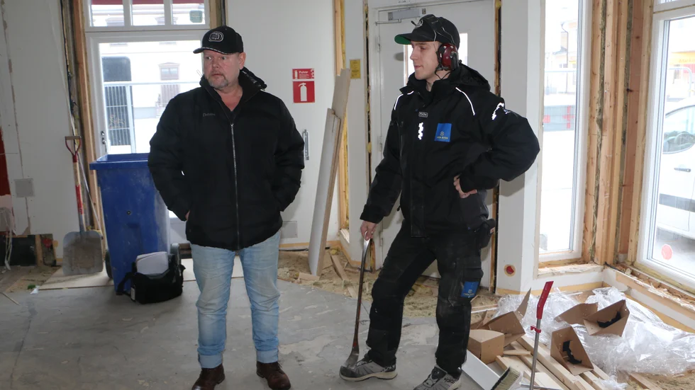 Lars-Ivar Sundström vid Pitebo informerar sig om byggläget med Jens Nilsson, vid Ansa Bygg.