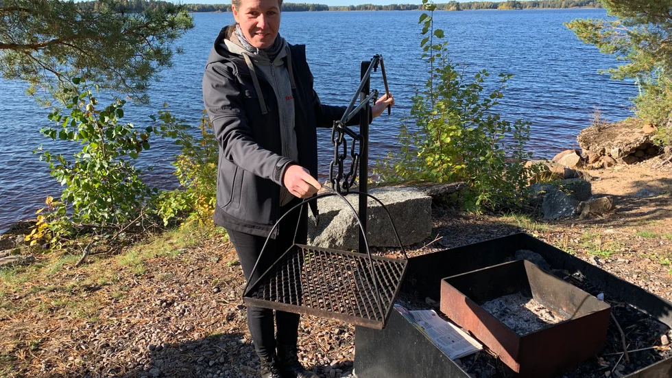 Camilla Winqvist visar upp de nya grillarna som handikappanpassats. 