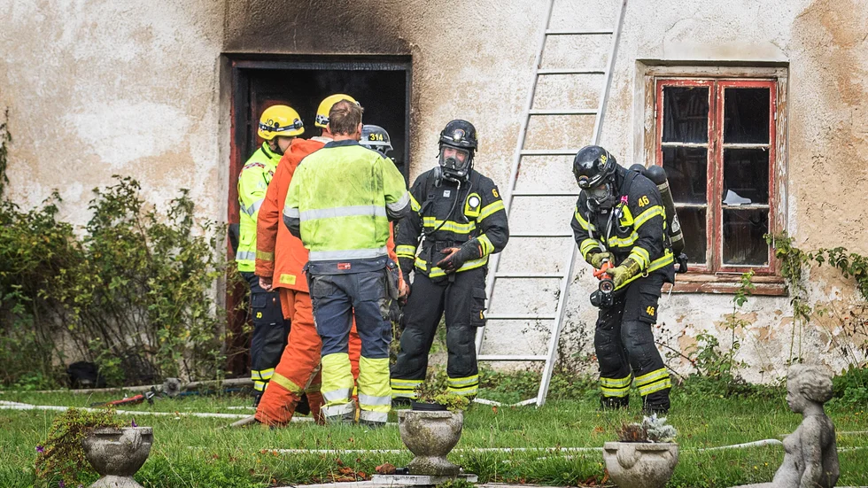 Räddningstjänstens personal genomförde rökdykning på brandplatsen.