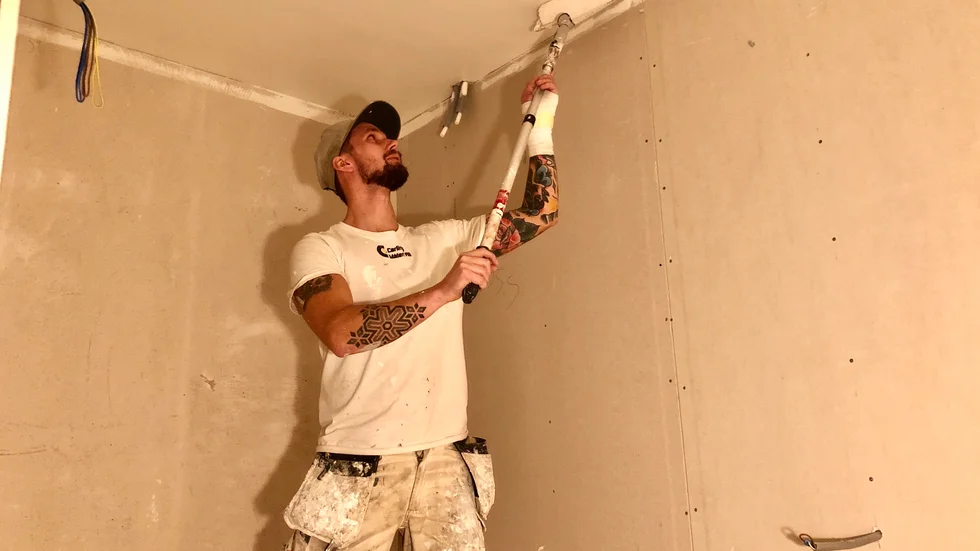Kristian jobbar med det mesta inom yrket; renoveringar av fasader, väggar och fönster, och nyproduktion. "Tapetsering är roligast. Synd bara att ingen vill ha tapeter längre, allt ska målas vitt." 