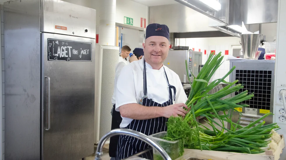 Claus Jarding, lärare på Hotell- och restaurangprogrammet i Nyköping, menar att Nyköping Strand köper in mer grönsaker och mindre kött i samband med att man ändrat upplägget vid lunchen. 